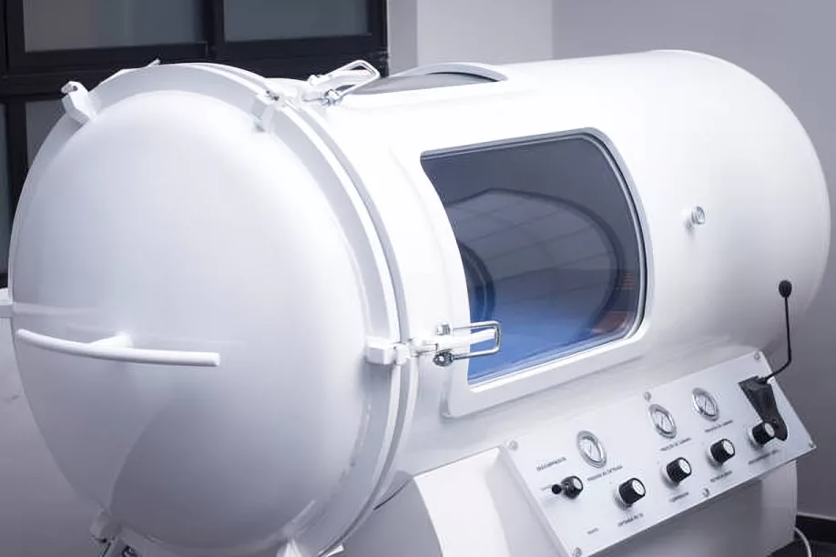 Hyperbaric oxygen therapy chamber to treat air embolism