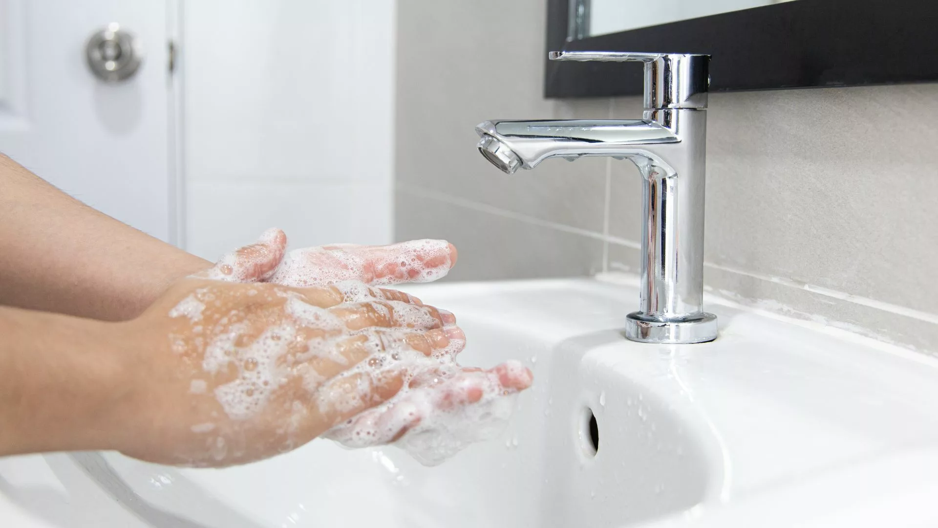 Washing hands with soap and water can prevent molluscum contagiosum