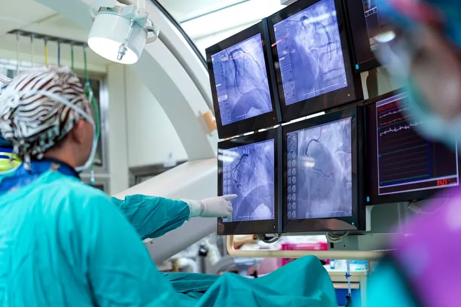 Doctors interpreting results of cholangiography